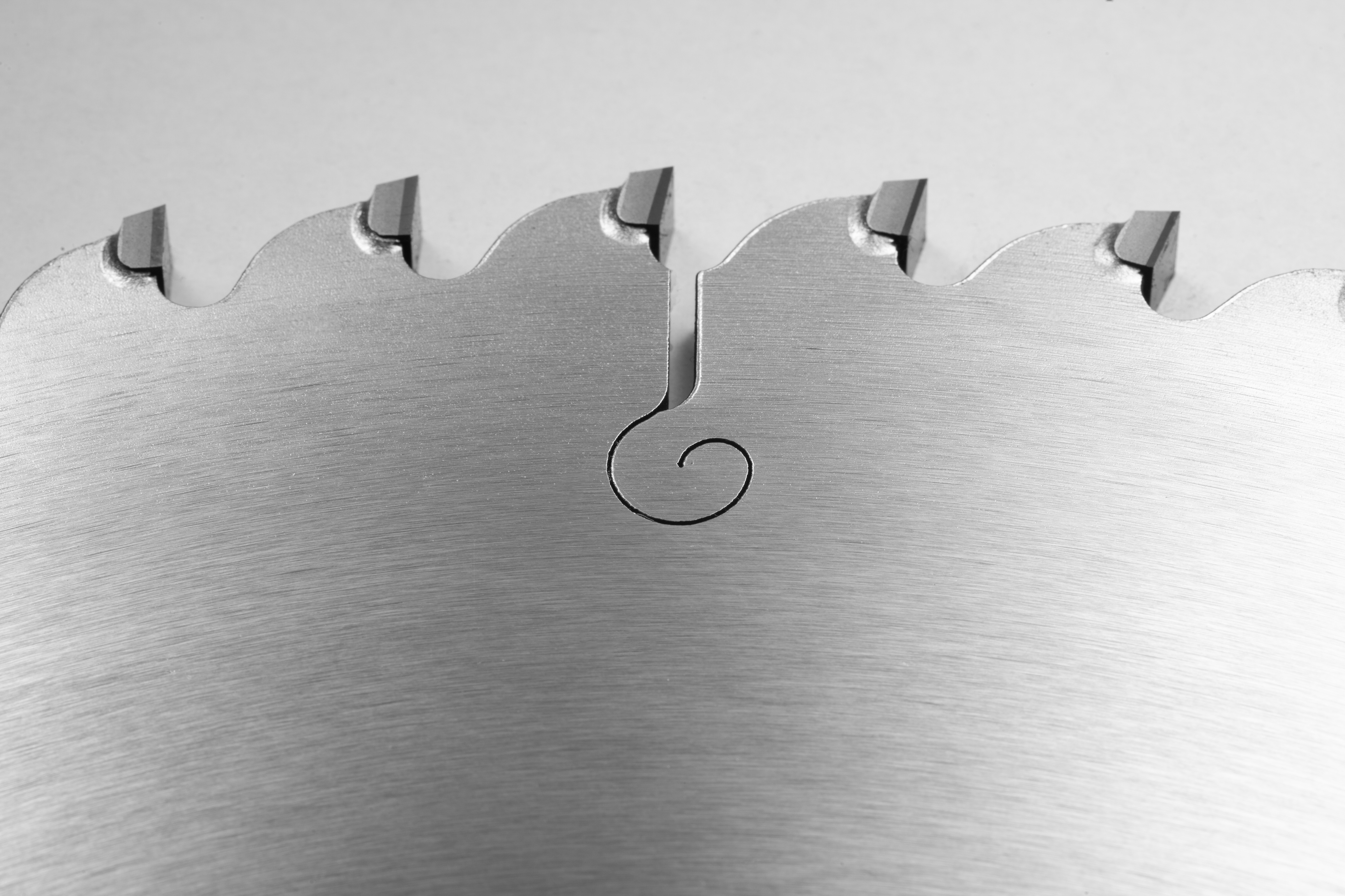 Khe kết hợp đa mảnh, Saw Saw Saw vóc V, SAW hình thành vòng cung