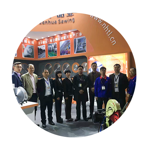 Nhóm tại Saw Blade Triển lãm
